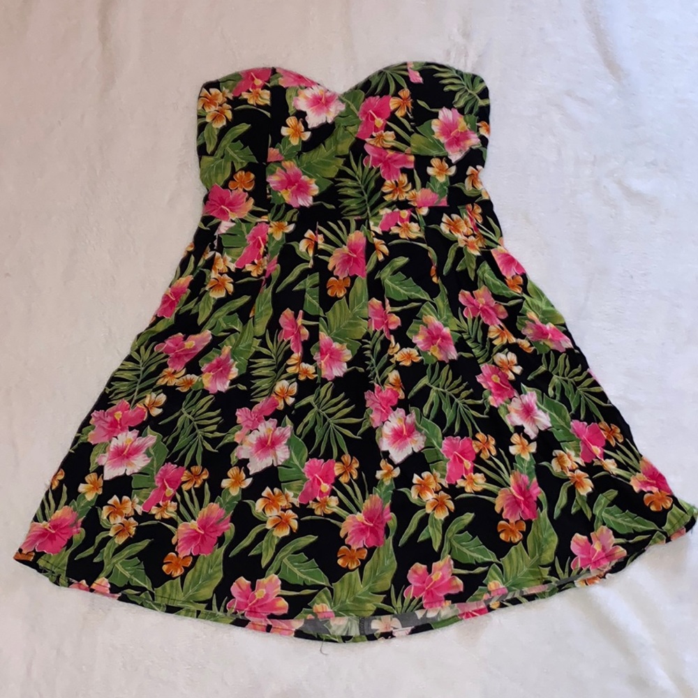 Floral strapless dress!